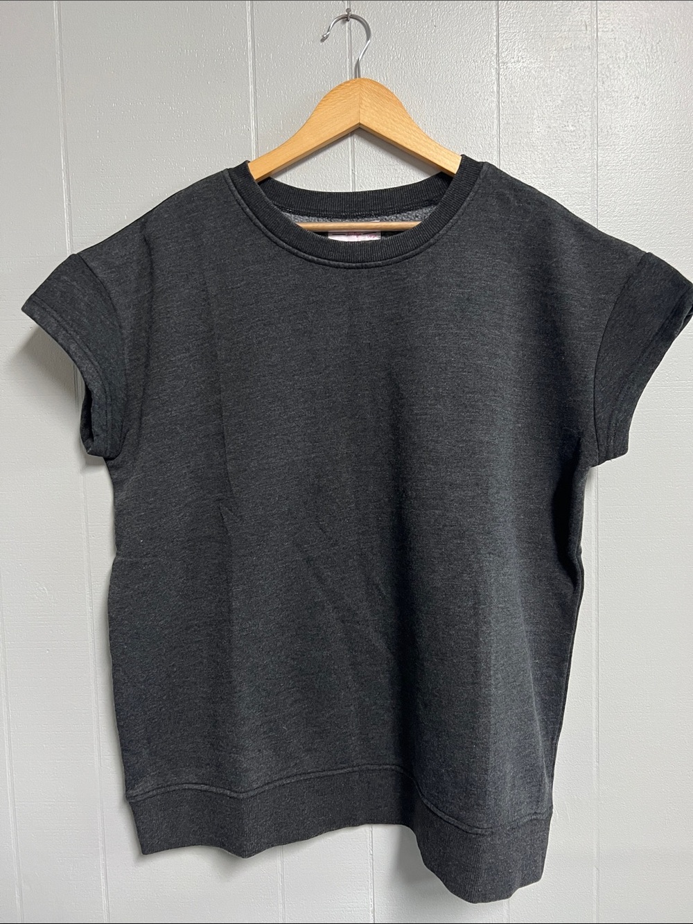 NWT Discount Divas Short Sleeve Sweatshirt Lived In Fabric Size Large Black/Gray